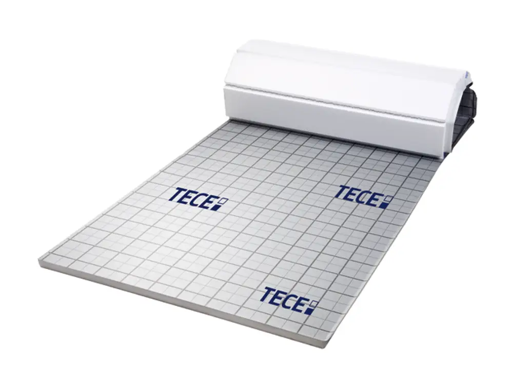 Rollbare Dämmunterlage von TECE, aufgerollt mit versiegeltem Rand, verlegt auf einer Quadratraster-Oberfläche. Ideal für die Schalldämmung.